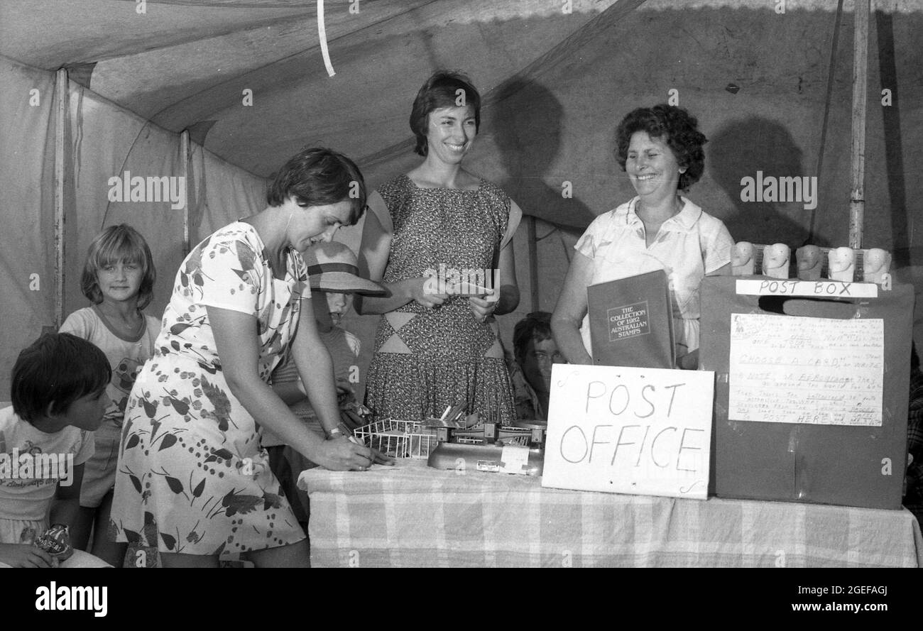QUEENSLAND, AUSTRALIEN, MAI 1984: Frauen und Kinder gehen 1984 im Postfiltzelt auf einer A & P-Show im ländlichen Queensland vorbei. Gescannt von Originalnegativen für die Zeitungsveröffentlichung. Stockfoto