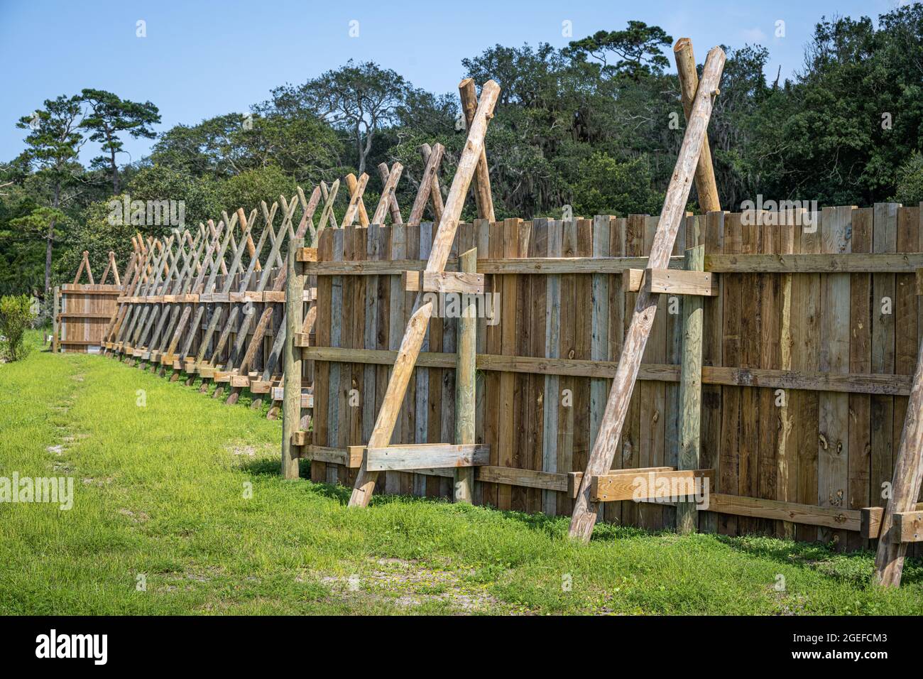 Die Holzmauer von Fort Carolina entlang des St. Johns River in Jacksonville, Florida. (USA) Stockfoto