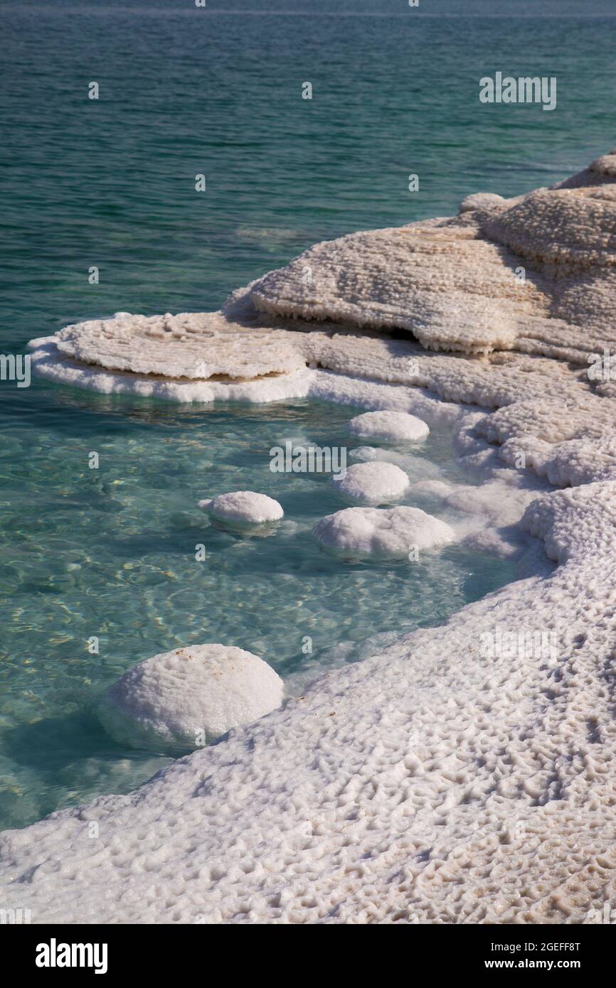 Salzschornsteine bilden sich an der Küste des Toten Meeres. Sie bilden sich dort, wo Süßwasser in das Salzwasser des Sees fließt und bei sinkenden Wasserständen ausgesetzt wird, Israel Stockfoto