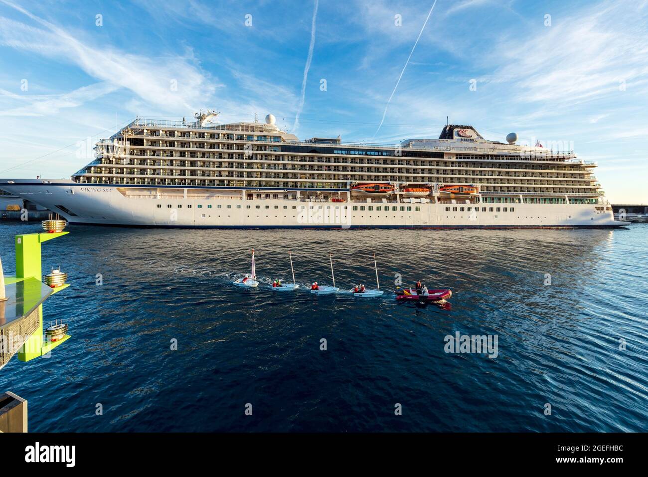 PRINCIPAUTY VON MONACO (98) MONACO, DAS SCHIFF VIKING SKY PASSENGER (KREUZSCHIFF) WURDE 2017 GEBAUT UND FÄHRT DERZEIT UNTER DER FLAGGE NORWEGENS. Stockfoto