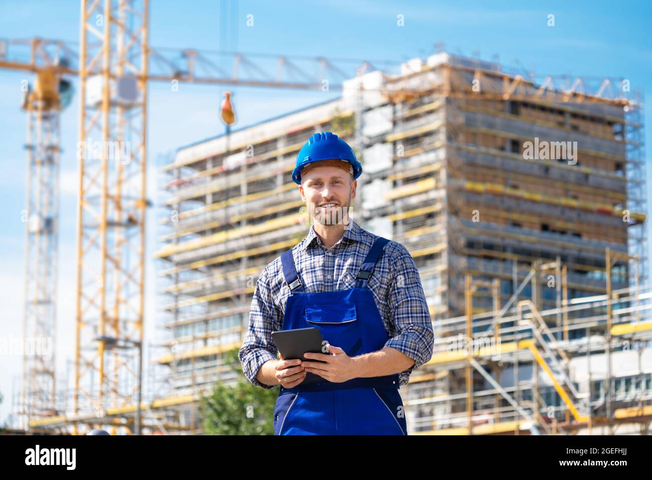 Inspektionsingenieur Arbeiter Auf Der Baustelle Mit Tablet Stockfoto