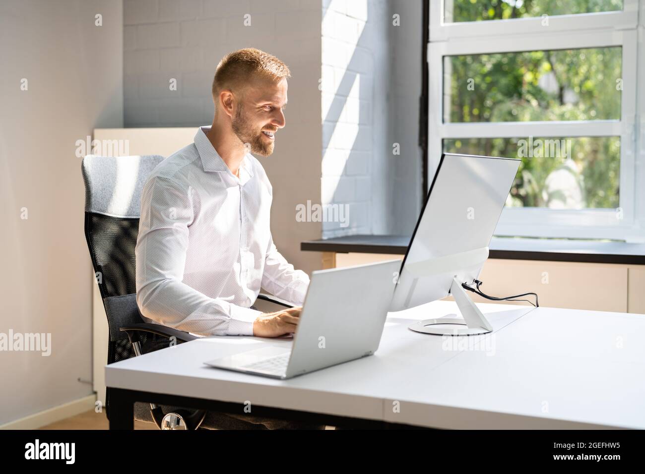 Virtuelle Schulung Business Call On Computer. Geschäftsmann Im Büro Stockfoto