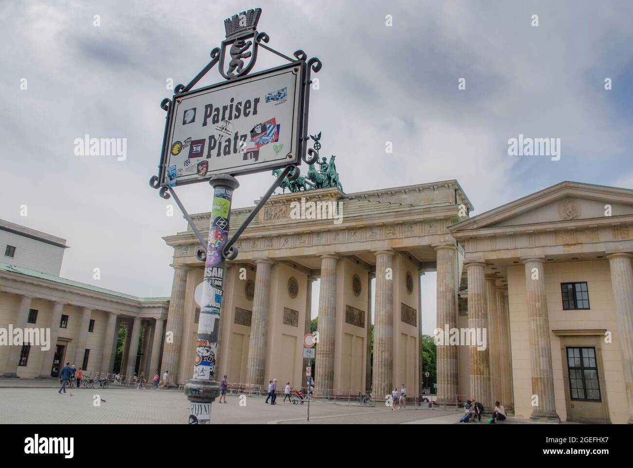 Berlin- das Brandenburger Tor in Berlin ist ein frühklassisches Triumph, das an der Westflanke des quadratischen Pariser Platzes Stockfoto