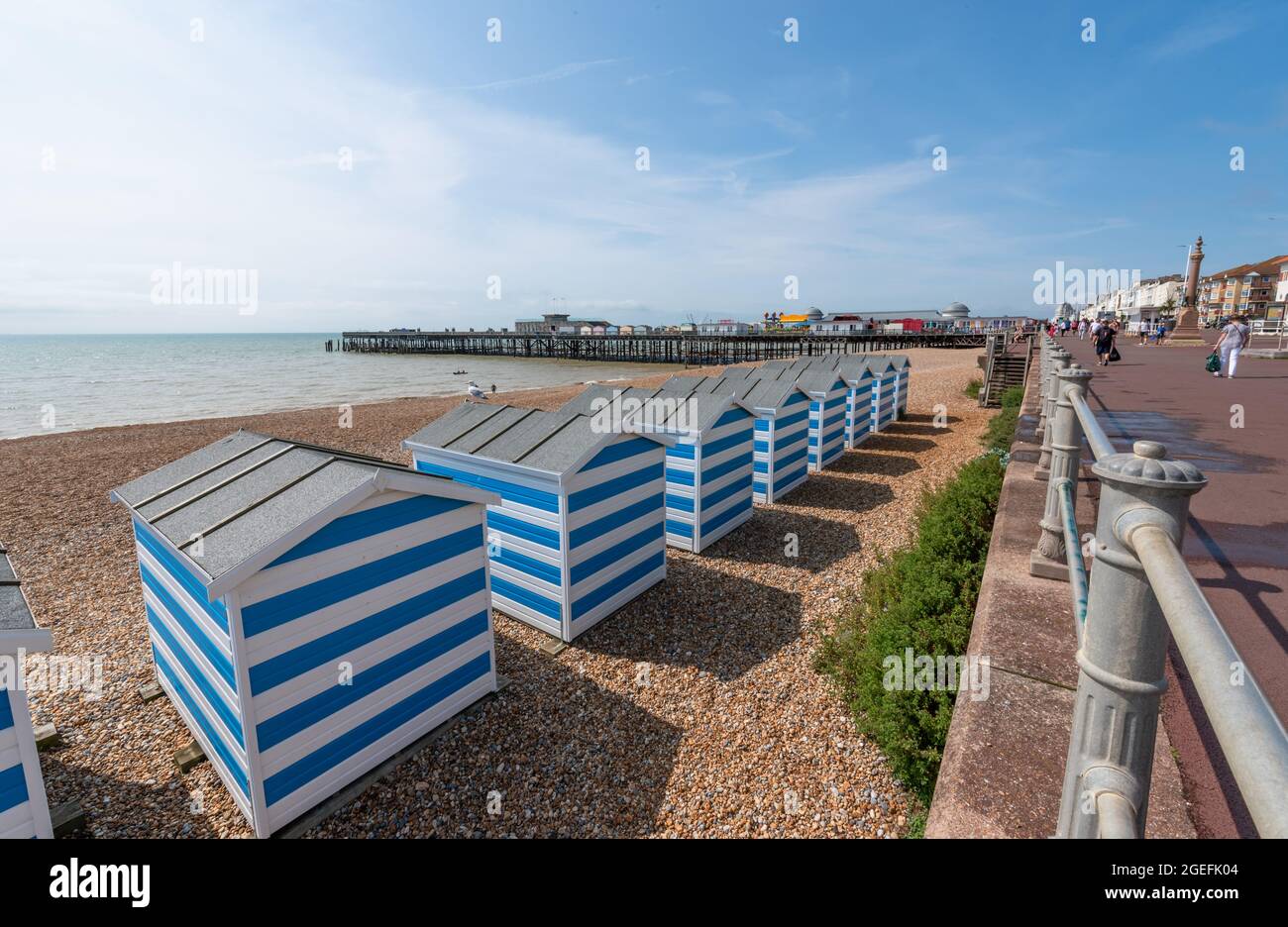 Strandhütten und Hastings Pier Stockfoto