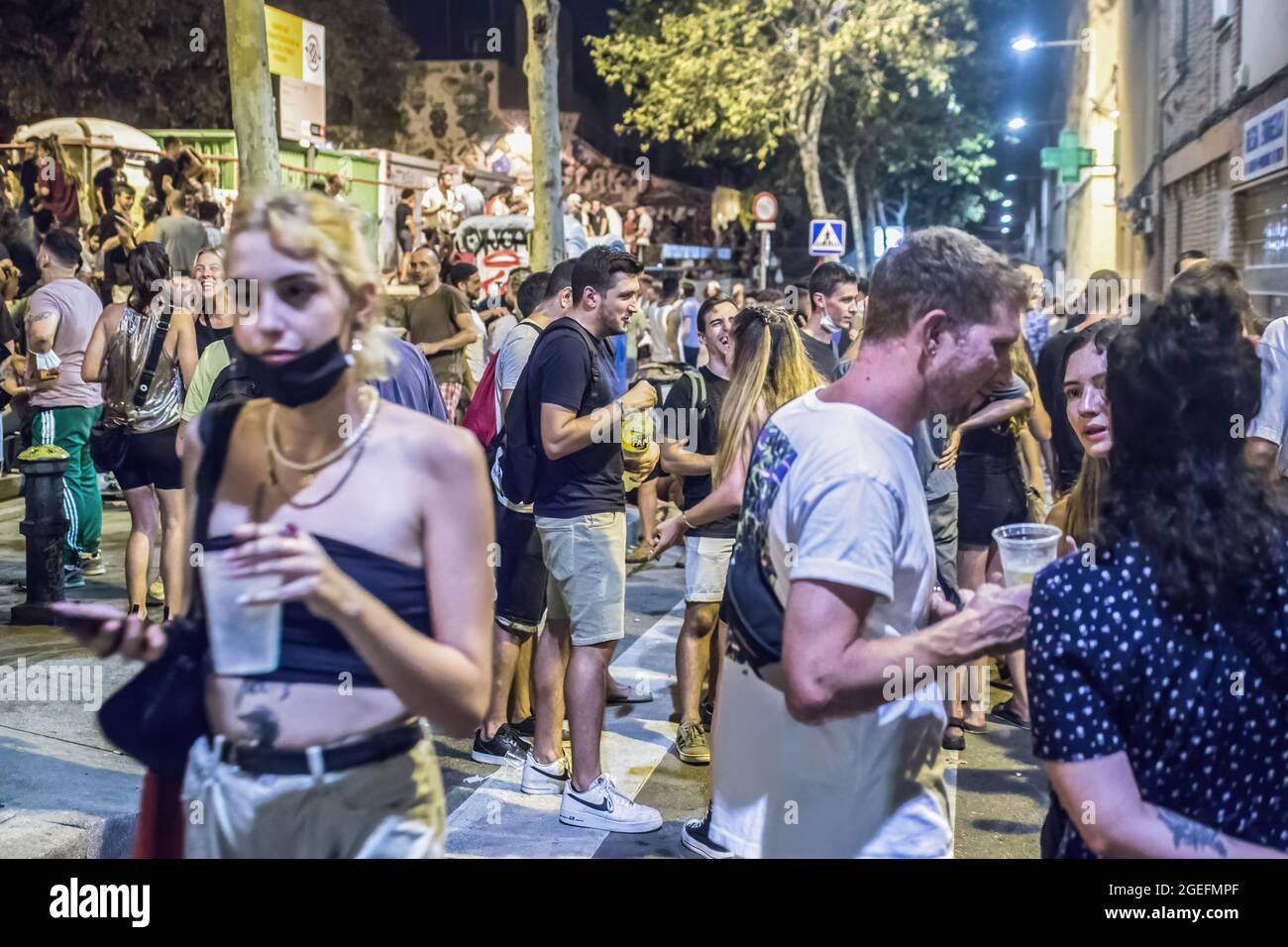 Barcelona, Spanien. August 2021. Auf der Plaza del Poble Romaní werden Menschen beim Trinken gesehen.der Oberste Gerichtshof Kataloniens (TSJC) hat am Donnerstag, dem 19. August, das Ende der Ausgangssperre in Barcelona festgelegt, zeitgleich mit der Woche, in der das traditionelle Fest des Viertels Gracia gefeiert wird. Die häufigen Menschenmengen, die auf der Straße trinken, haben die ganze Nacht über gedauert, obwohl die Polizei an einigen Stellen Räumungen durchgeführt hat. Kredit: SOPA Images Limited/Alamy Live Nachrichten Stockfoto