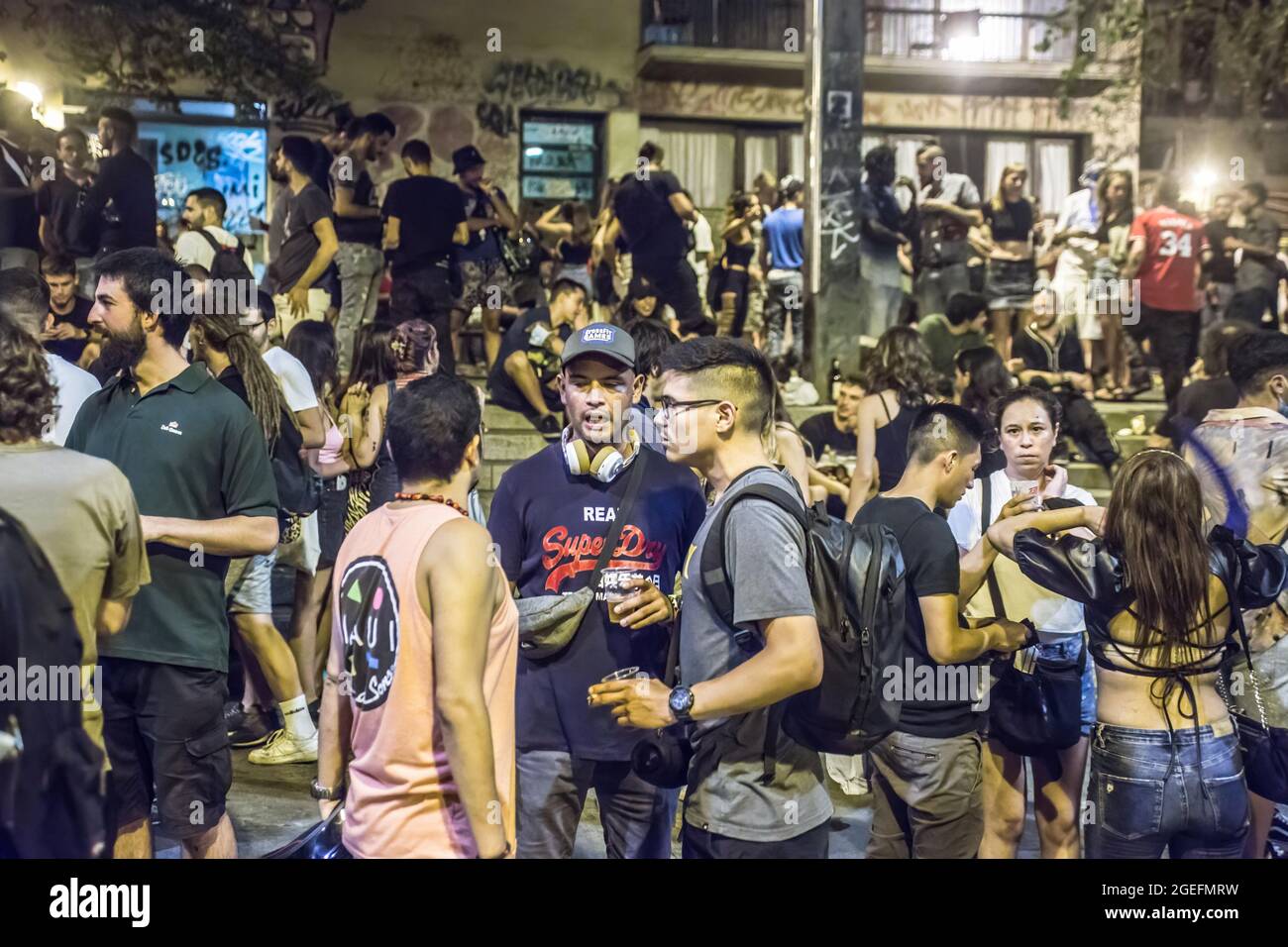 Barcelona, Spanien. August 2021. Auf der Plaza del Poble Romaní werden die Menschen entspannt gesehen.der Oberste Gerichtshof Kataloniens (TSJC) hat diesen Donnerstag, den 19. August, das Ende der Ausgangssperre in Barcelona festgelegt, zeitgleich mit der Woche, in der das traditionelle Fest des Viertels Gracia gefeiert wird. Die häufigen Menschenmengen, die auf der Straße trinken, haben die ganze Nacht über gedauert, obwohl die Polizei an einigen Stellen Räumungen durchgeführt hat. Kredit: SOPA Images Limited/Alamy Live Nachrichten Stockfoto