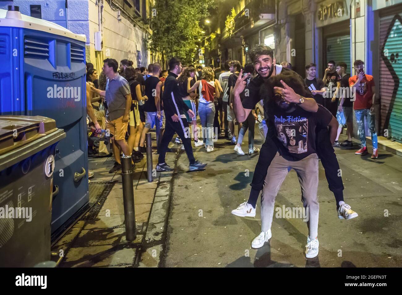 Barcelona, Spanien. August 2021. Im Viertel Gracia werden die Menschen von der Polizei zerstreut.der Oberste Gerichtshof Kataloniens (TSJC) hat am Donnerstag, dem 19. August, das Ende der Ausgangssperre in Barcelona festgelegt, zeitgleich mit der Woche, in der das traditionelle Fest des Viertels Gracia gefeiert wird. Die häufigen Menschenmengen, die auf der Straße trinken, haben die ganze Nacht über gedauert, obwohl die Polizei an einigen Stellen Räumungen durchgeführt hat. (Foto von Thiago Prudencio/SOPA Images/Sipa USA) Quelle: SIPA USA/Alamy Live News Stockfoto