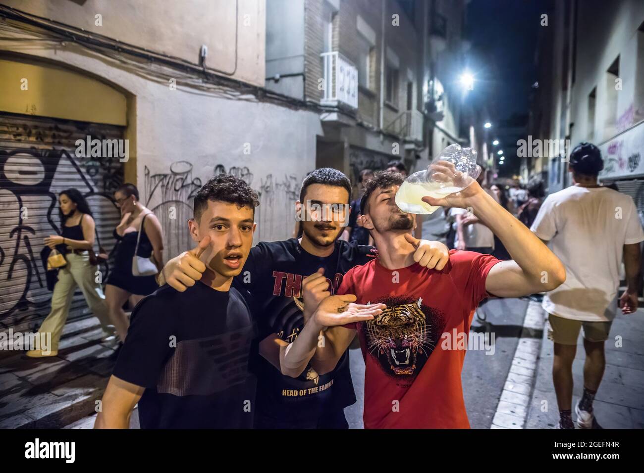 Die Menschen werden in der Menschenmenge mit Getränken auf der Plaza del Poble RomanÌ, einem Platz im Stadtteil Gracia von Barcelona, gesehen.der Oberste Gerichtshof von Katalonien (TSJC) hat diesen Donnerstag, den 19. August, das Ende der Ausgangssperre in Barcelona, Zeitgleich mit der Woche, in der das traditionelle Fest des Viertels Gracia gefeiert wird. Die häufigen Menschenmengen, die auf der Straße trinken, haben die ganze Nacht über gedauert, obwohl die Polizei an einigen Stellen Räumungen durchgeführt hat. (Foto von Thiago Prudencio/SOPA Images/Sipa USA) Stockfoto