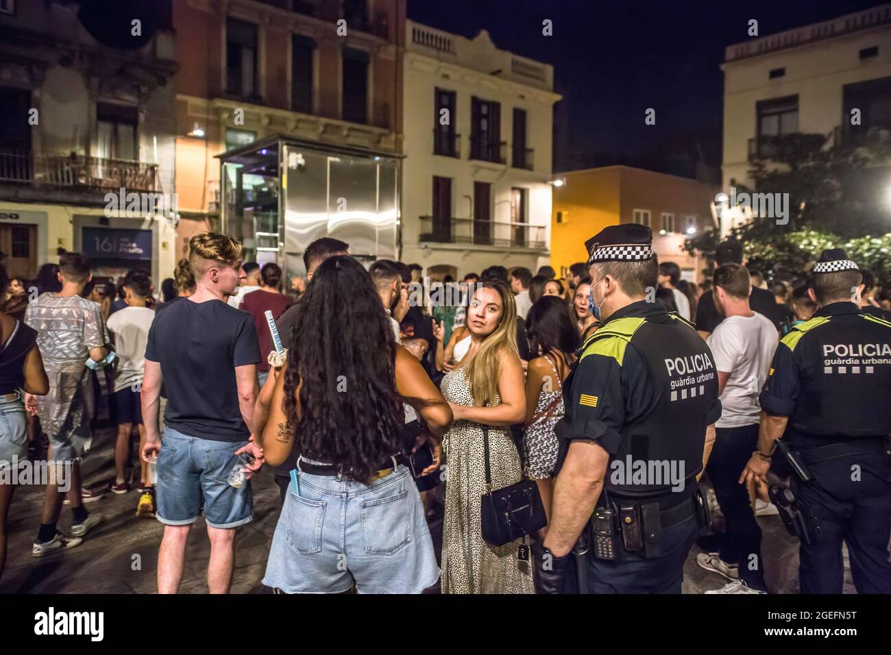 Barcelona, Spanien. August 2021. Polizisten werden gesehen, wie sie Menschen auf der Plaza del Sol, einem Platz im Stadtteil Gracia von Barcelona, zerstreuen.der Oberste Gerichtshof von Katalonien (TSJC) hat am Donnerstag, dem 19. August, das Ende der Ausgangssperre in Barcelona, Zeitgleich mit der Woche, in der das traditionelle Fest des Viertels Gracia gefeiert wird. Die häufigen Menschenmengen, die auf der Straße trinken, haben die ganze Nacht über gedauert, obwohl die Polizei an einigen Stellen Räumungen durchgeführt hat. (Foto von Thiago Prudencio/SOPA Images/Sipa USA) Quelle: SIPA USA/Alamy Live News Stockfoto