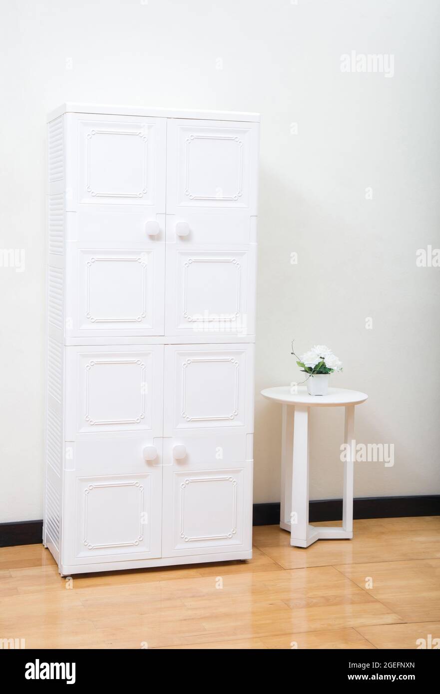 Weißer Plastikschrank im minimalistischen Stil im Schlafzimmer Stockfoto