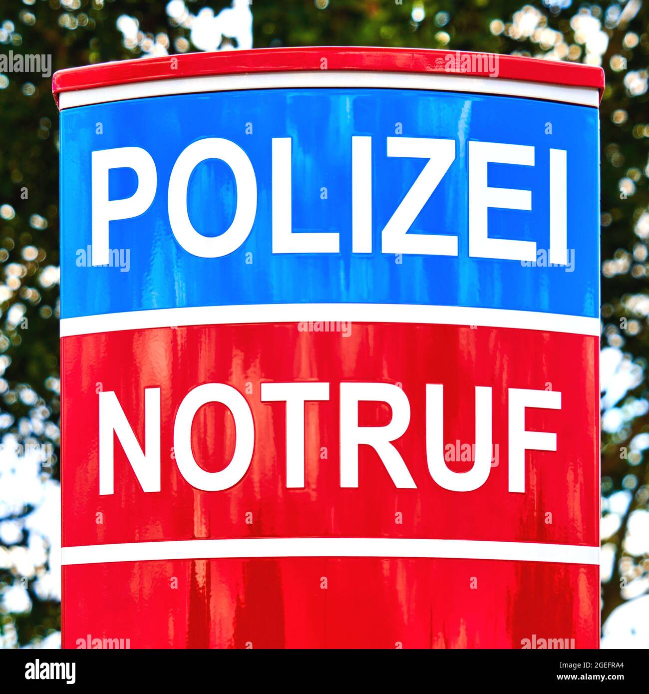 Oberer Teil der rot-blauen Notrufsäule mit deutscher Aufschrift Notruf und Polizei Stockfoto
