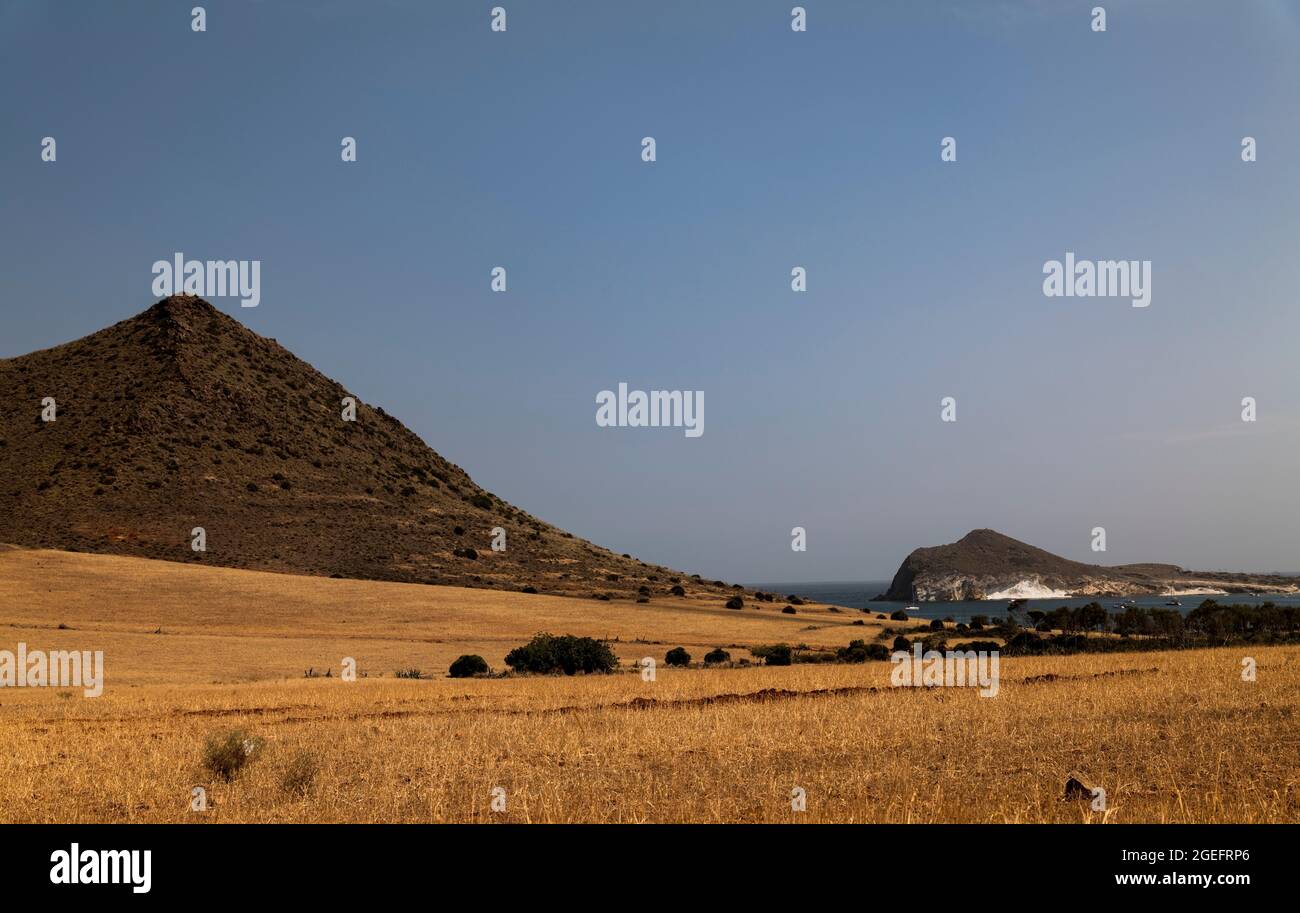Landschaft des Cabo de Gata Naturparks, Spanien, im Sommer Stockfoto