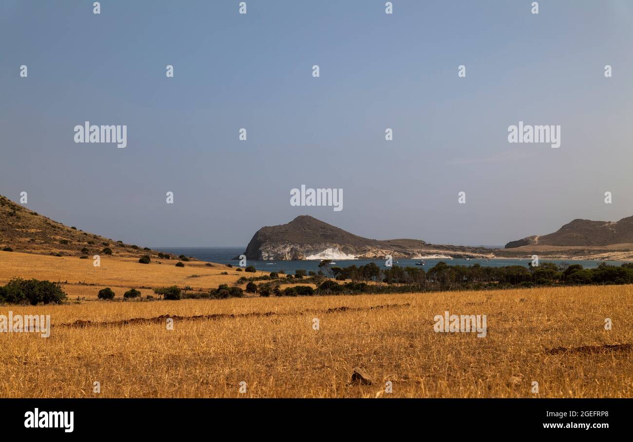 Landschaft des Cabo de Gata Naturparks, Spanien, im Sommer Stockfoto