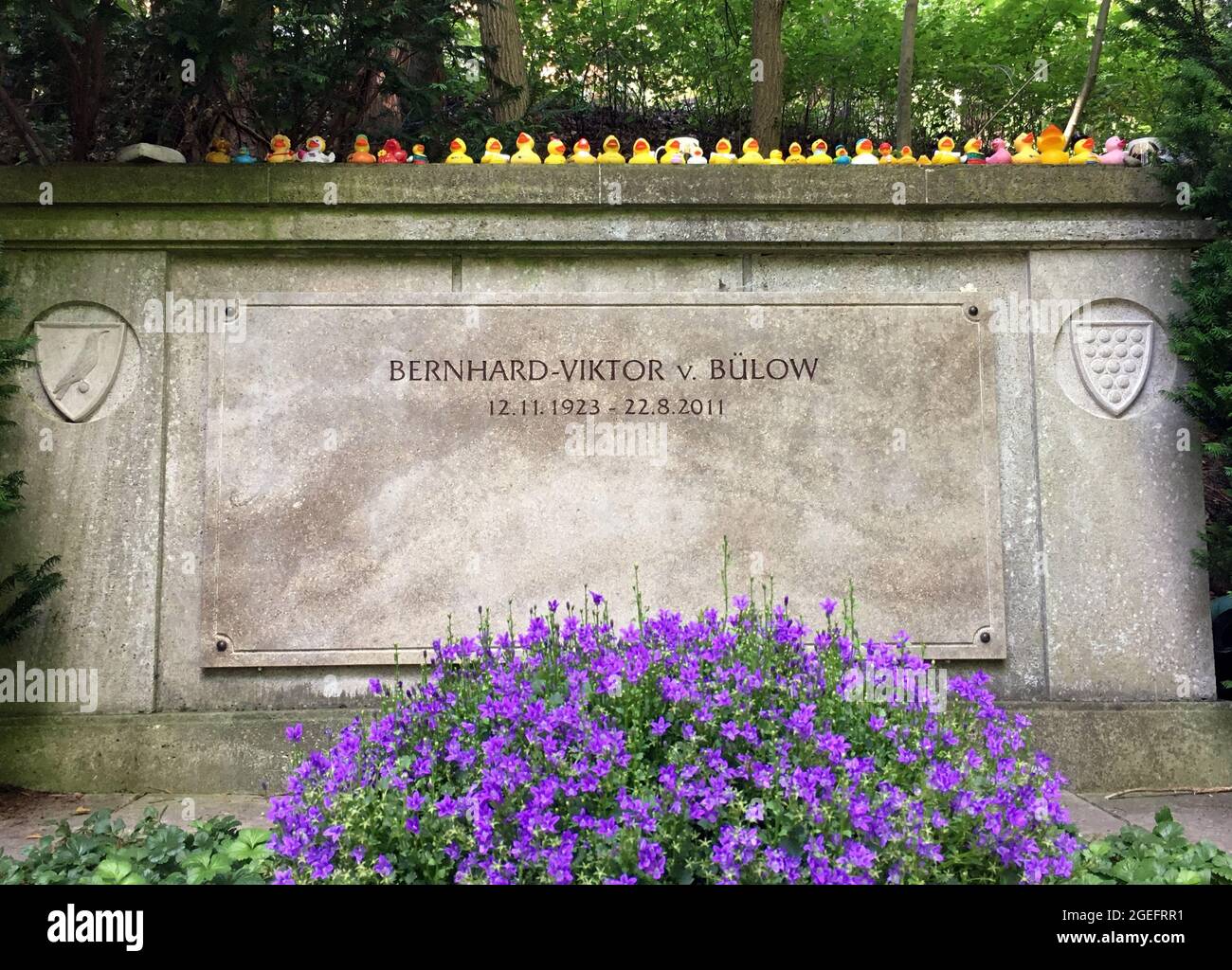 Berlin, Deutschland. August 2021. Zahlreiche Gummienten stehen auf dem Grabstein von Bernhard-Victor von Bülow aka Loriot auf dem Friedhof Heerstraße. Vicco von Bülow alias Loriot beeinflusste Generationen und bereicherte die deutsche Sprache. Der zehnte Todestag von ihm ist am 22. August. Quelle: Kathrin Deckart/dpa/Alamy Live News Stockfoto