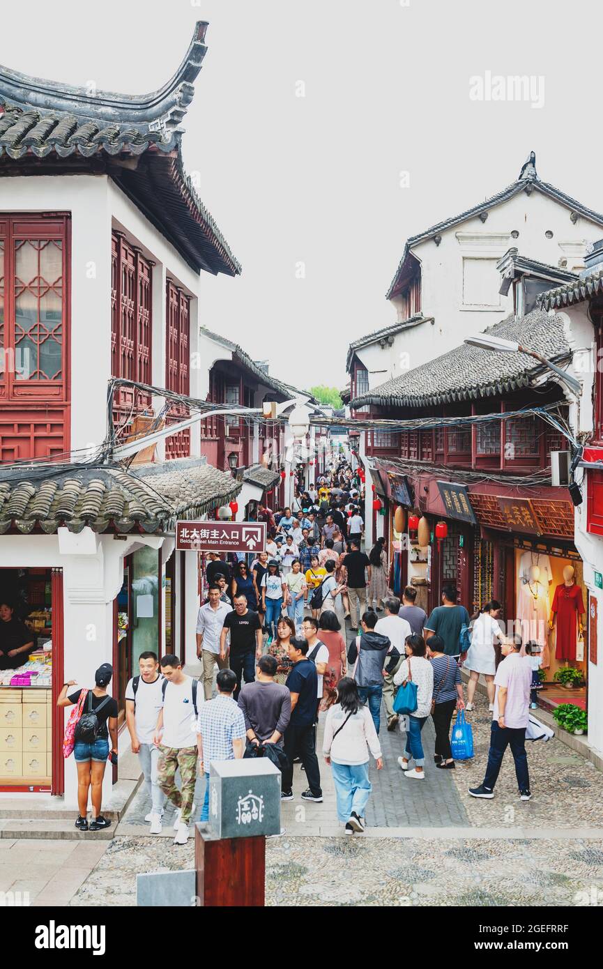 Gebäude und Geschäftshäuser in traditioneller chinesischer Architektur an der Qibao Old Street in der Altstadt von Qibao, Shanghai, China Stockfoto