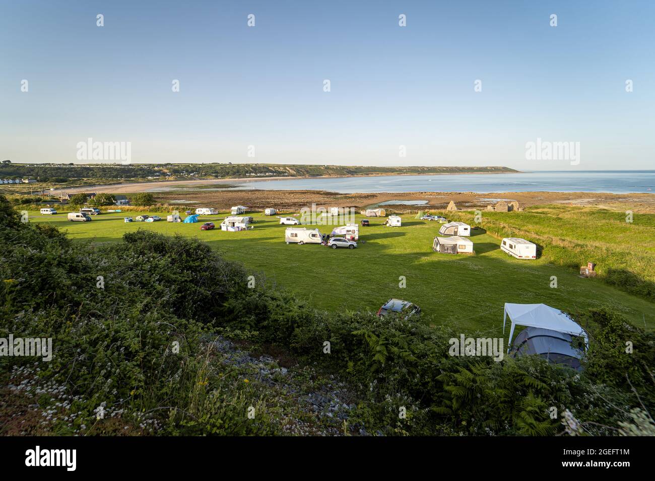 SkySea Caravan und Camping Site, die Küste, Port Eynon, Gower, Swansea, Südwales, Vereinigtes Königreich. Camping in der walisischen Landschaft für den Urlaub in Großbritannien im Sommer Stockfoto