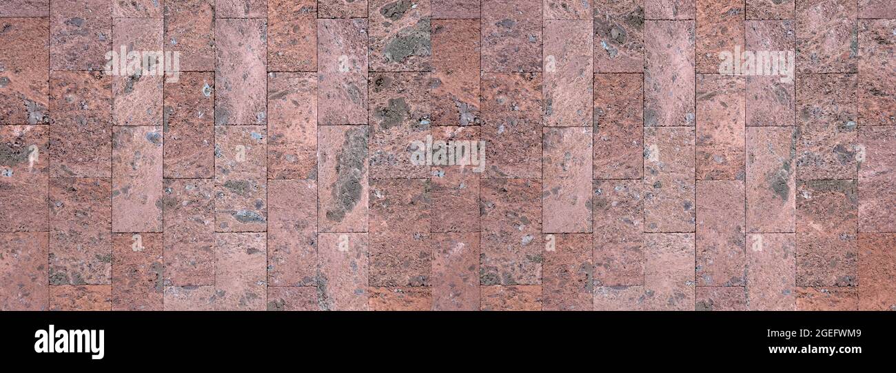 Wandverkleidung aus groben, abstrakt strukturierten, rotbraunen Steinfliesen Stockfoto
