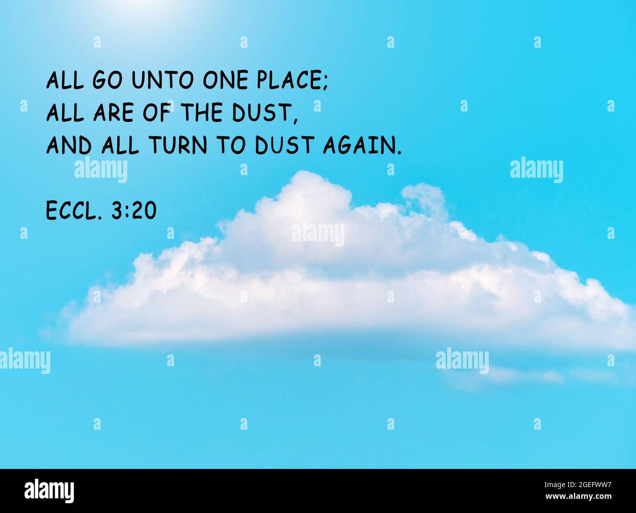 Bibelzitat auf blauem Himmel Hintergrund. Inspirierende christliche Verse für Gläubige. Alle gehen an einen Ort, alles ist von Staub, und alle wenden sich zu Staub agai Stockfoto