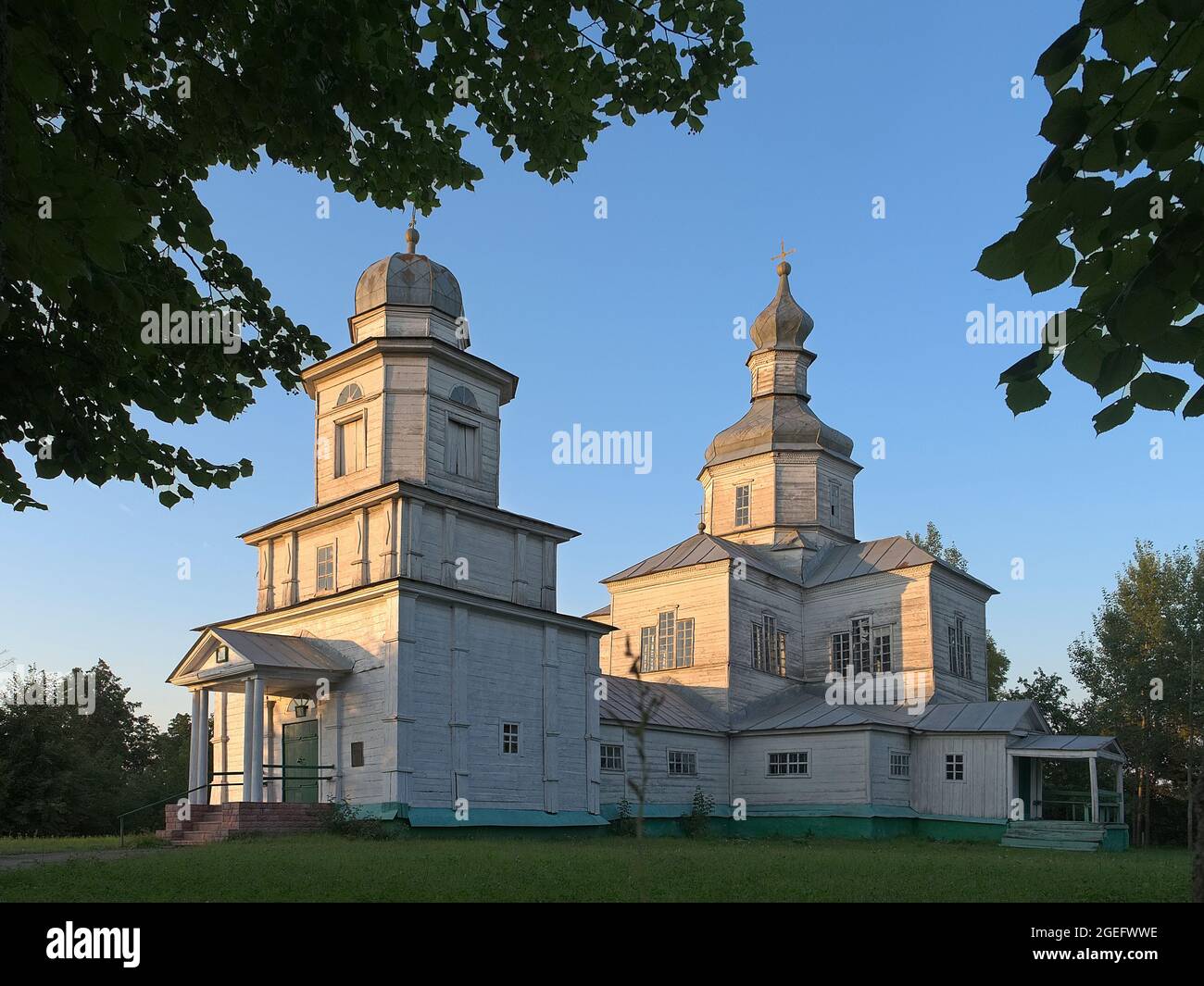 Große alte ländliche Kirche mit Glockenturm bei Sonnenuntergang Stockfoto