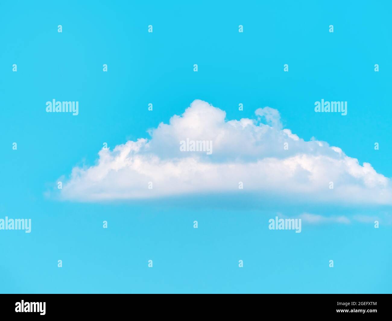 Schöner strahlend blauer Himmel mit Wolken über dem Meer, Naturtapeten, Wolkenlandschaft Hintergrund. Natürlicher Hintergrund, wolkige Oberfläche, sonniges Wetter. Stockfoto