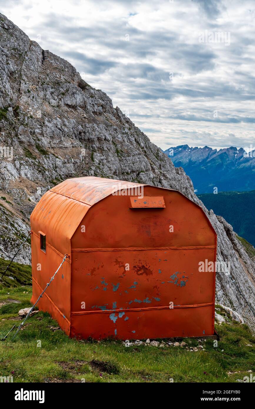 Bivacco Mario Rigatti auf der Forcella Grande del Latemar auf der Latemar-Berggruppe in den Dolomiten in Italien Stockfoto