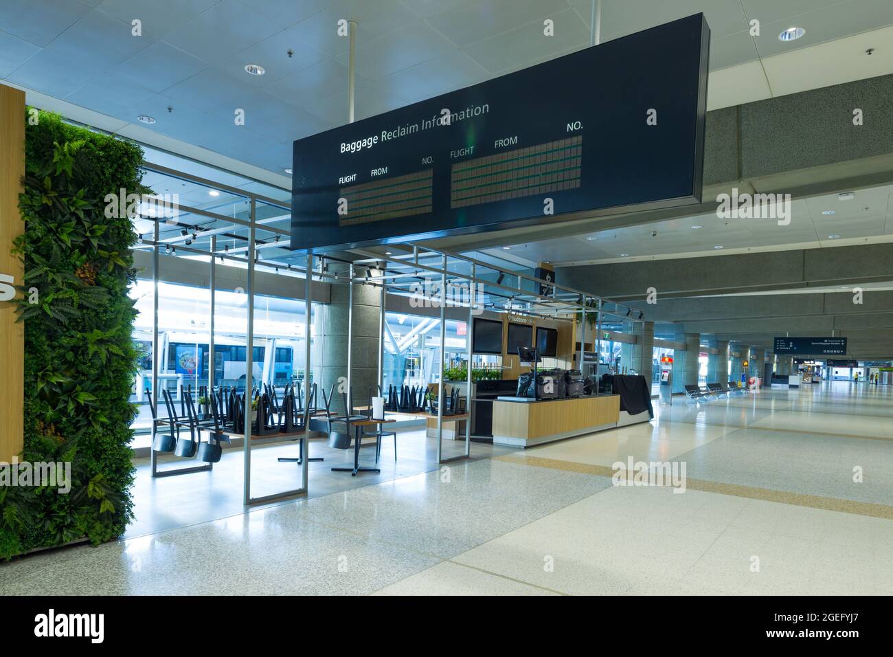 Während Sydney und New South Wales ihre lange Sperre durch das Coronavirus fortsetzen, wirkt der Flughafen Sydney aufgrund von geschlossenen Grenzen und Reisebeschränkungen verlassen. Stockfoto