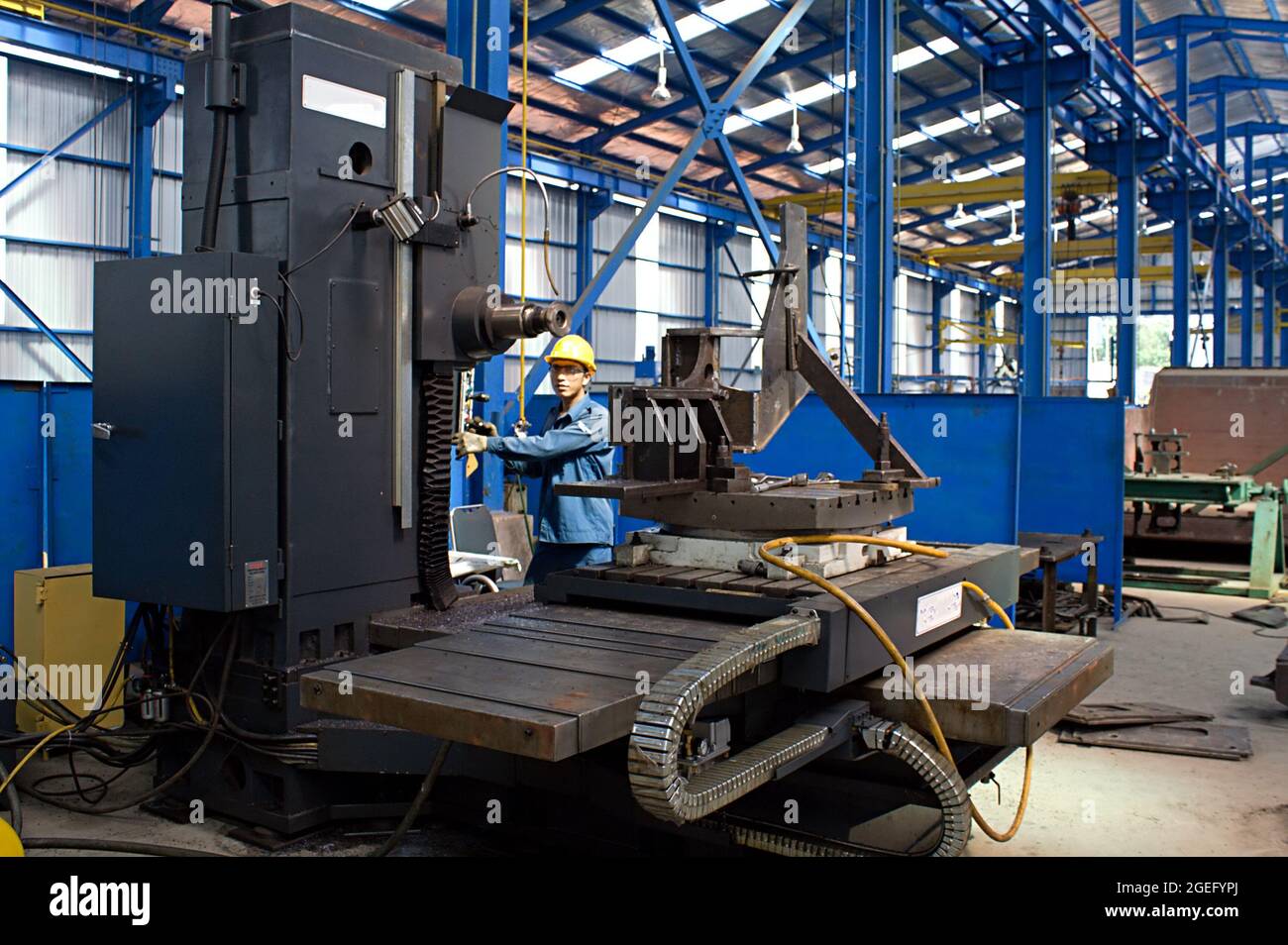 Ein Arbeiter betreibt in einer Fertigungswerkstatt eine horizontale Bohr- und Fräsmaschine. Stockfoto