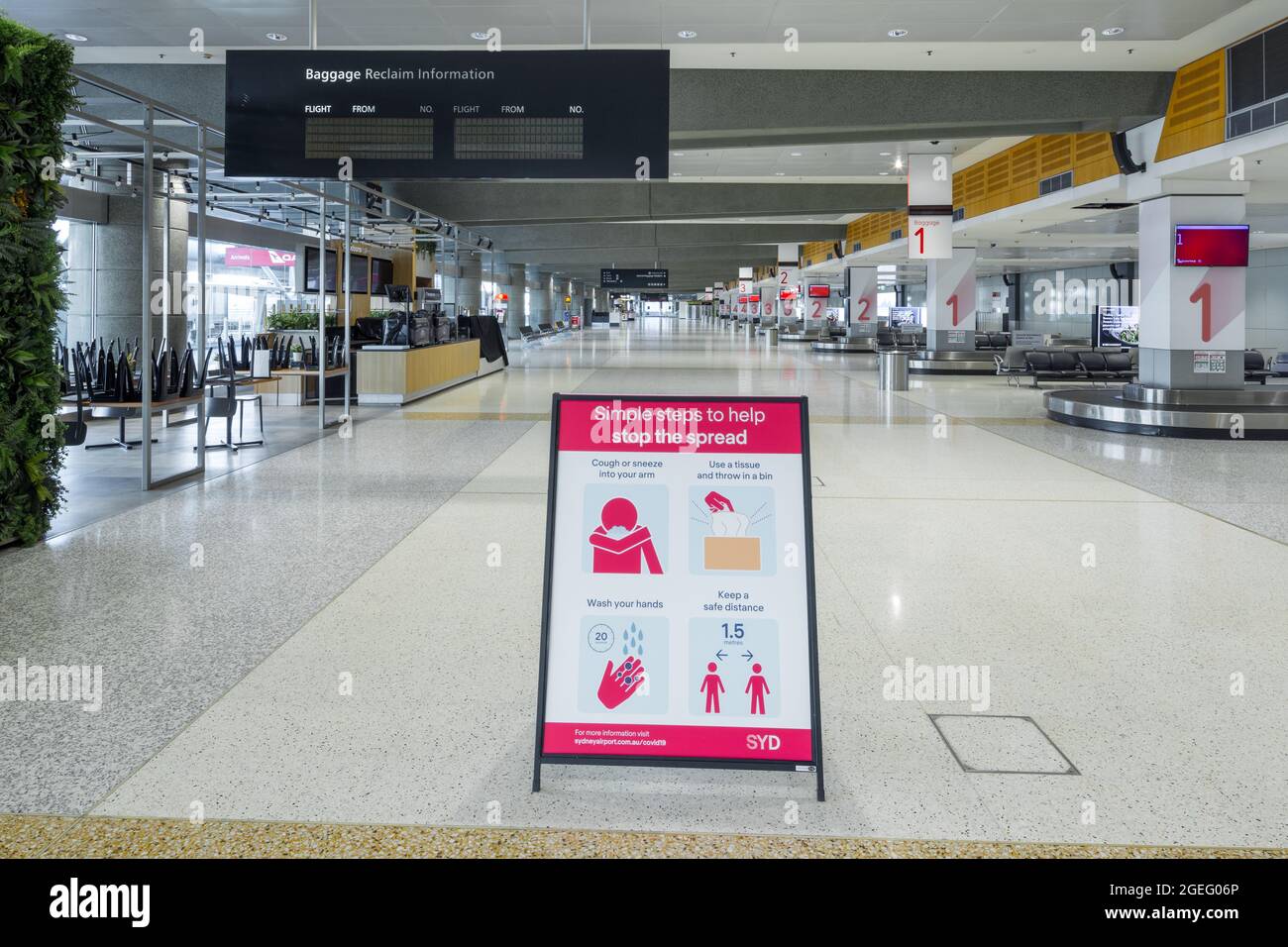 Während Sydney und New South Wales ihre lange Sperre durch das Coronavirus fortsetzen, wirkt der Flughafen Sydney aufgrund von geschlossenen Grenzen und Reisebeschränkungen verlassen. Stockfoto