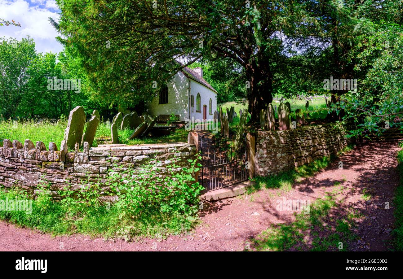 Capel-y-ffin, Wales - 13. Juli 2021: Die Kirche der Heiligen Jungfrau Maria, eine von zwei Kapellen im Weiler Capel-y-ffin am Fluss Honddu - die tra Stockfoto