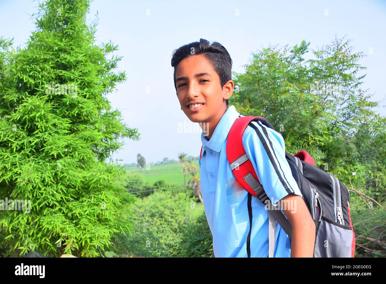 Indische ländliche Kind hängende Schultasche in Schuluniform Stockfoto