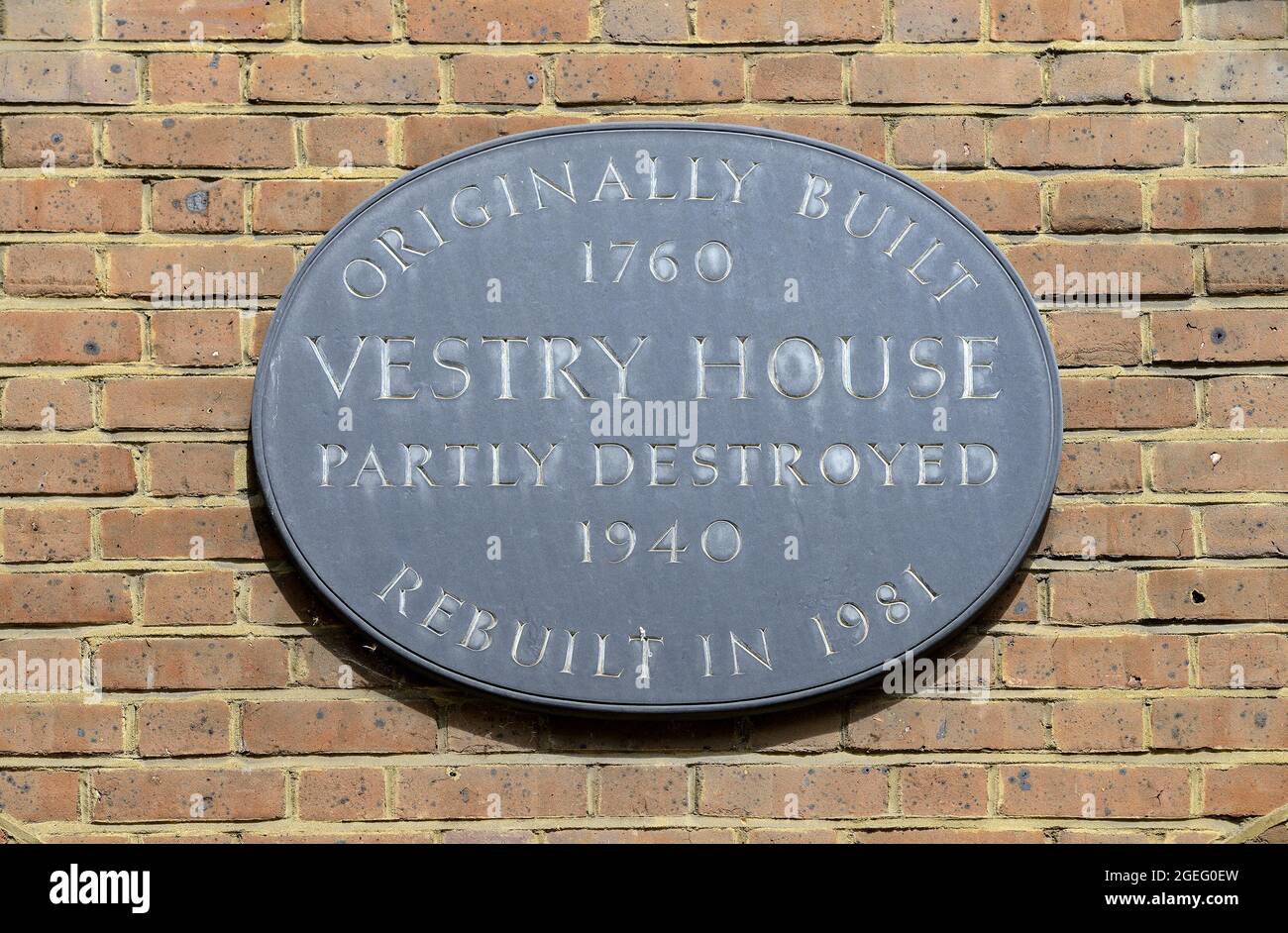 London, Großbritannien. Gedenktafel: 'Ursprünglich erbaut 1760 Vestry House teilweise zerstört 1940 im Jahr 1981 umgebaut' in Newgate Street Stockfoto