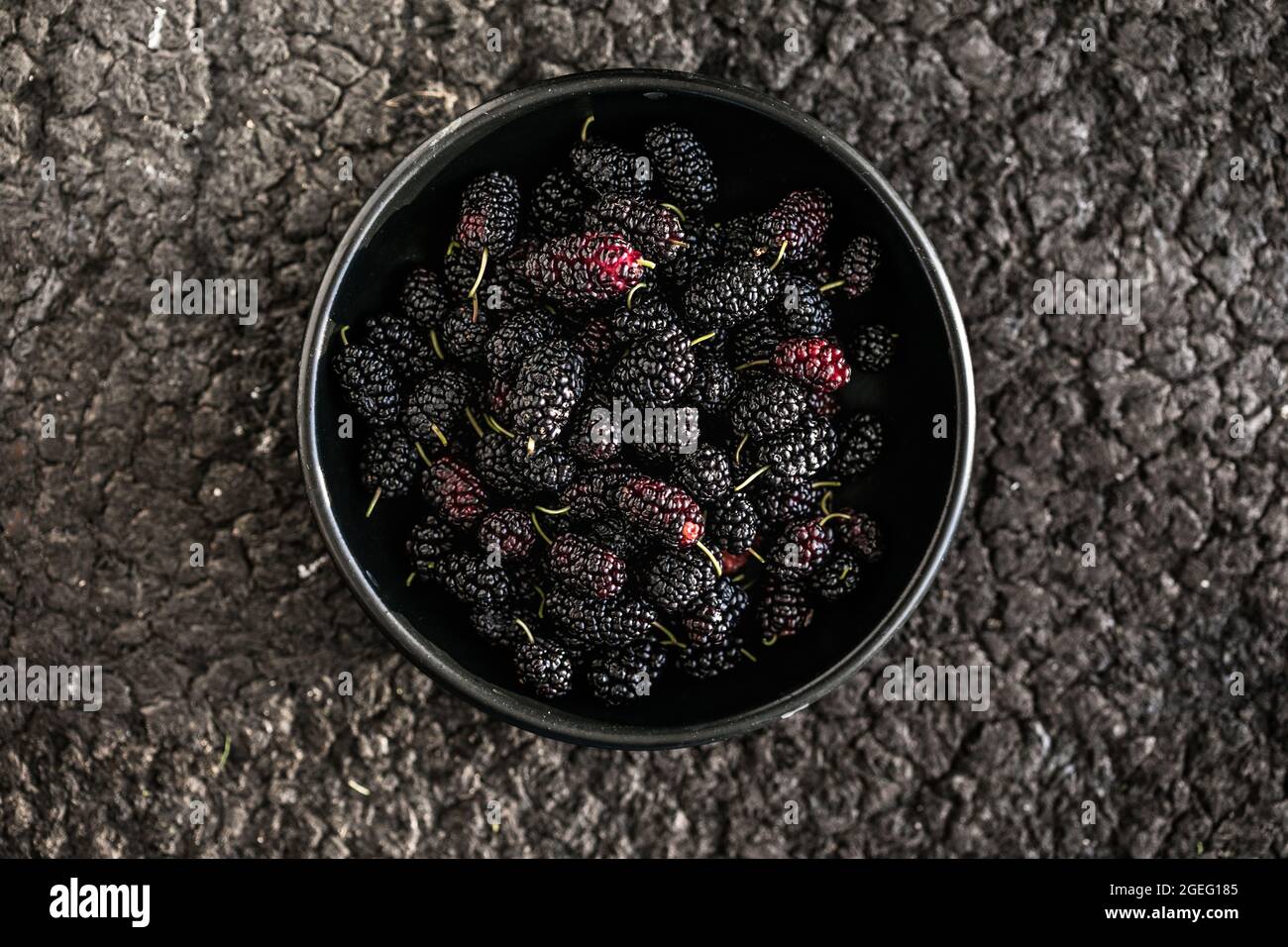 Frische Maulbeeren Hintergrund. Verschiedene sommerliche schwarze Früchte. Stockfoto