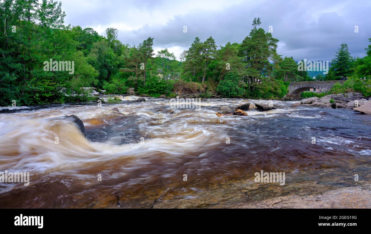 Killin, Schottland - 7. August 2021: Die Fälle von Dochart bei Killin am Fluss Tay im Loch Lomond und Trossachs National Park, Schottland Stockfoto