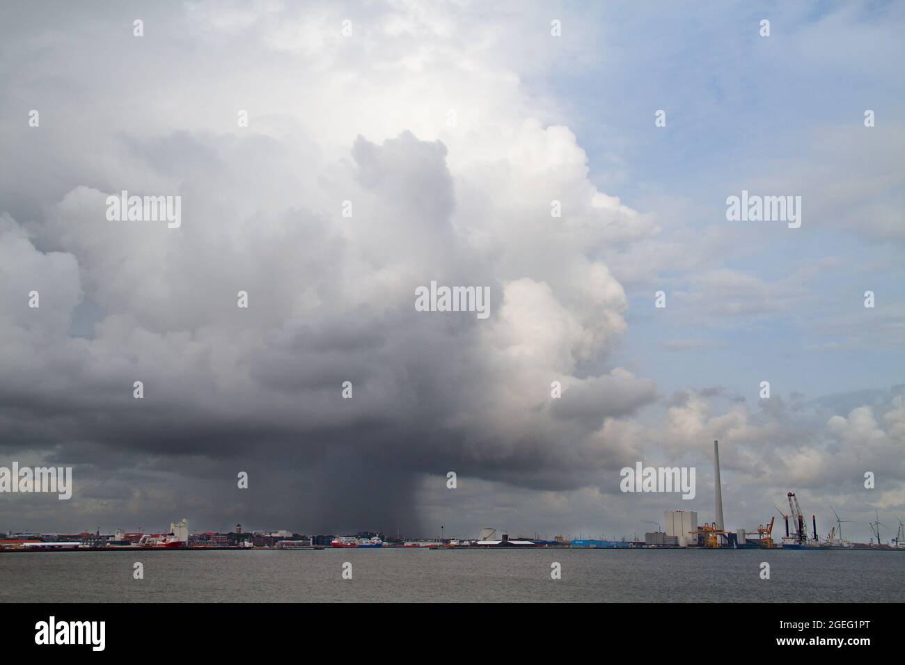 Regenwolke, ein riesiger Cumulonimbus, und Regen über Skagen in Jütland, Dänemark, vom Skagerrak aus gesehen Stockfoto