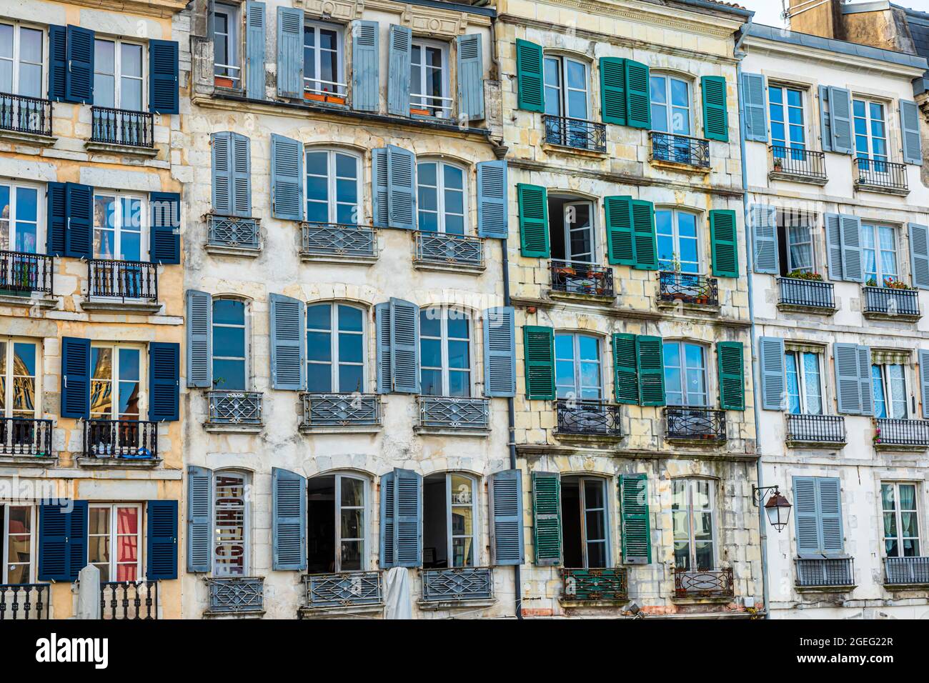 Bayonne (Südwestfrankreich): Detail typischer Gebäudefassaden mit bunten Fensterläden, baskischen Gebäuden und Häusern im Stadtzentrum Stockfoto