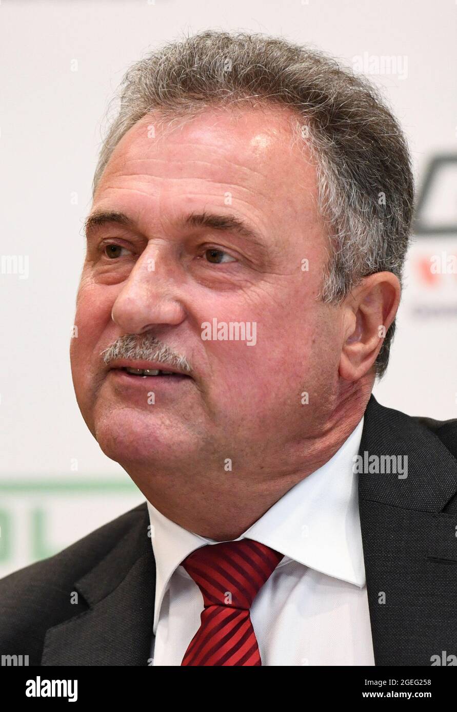 Claus Weselsky Vorsitzender Der Deutschen Lokfuhrer Gewerkschaft Gdl Informiert Am 20 August 2021 In Berlin Uber Das Weitere Vorgehen Der Gdl Im Arbeitsstreit Mit Der Deutschen Bahn Reuters Annegret Hilse Stockfotografie Alamy