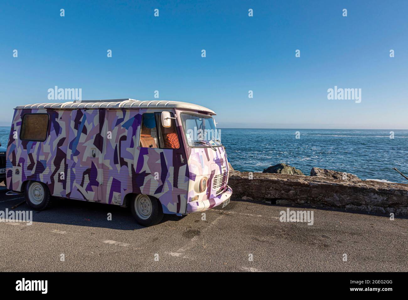 Guethary (Südwest-Frankreich): Der alte Peugeot J7-Van wurde in einen Wohnmobil umgewandelt, ein Vorzeigefahrzeug an der baskischen Küste Stockfoto