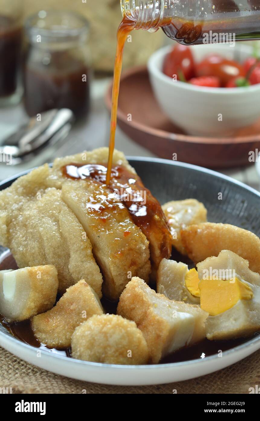 Pempek oder Empek-empek ist eine schmackhafte indonesische Fischkuchen-Delikatesse, die aus Fisch und Tapioka aus Palembang, Südsumatera, Indonesien, hergestellt wird. Stockfoto