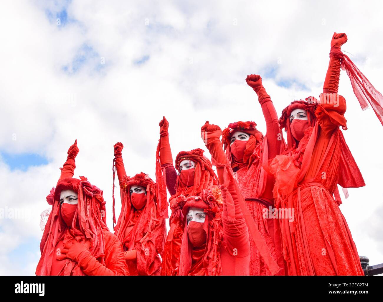 London, Großbritannien. April 2021. Extinction Rebellions Rote Rebellenbrigade beim Protest „Kill the Bill“ vor dem Buckingham Palace. Stockfoto
