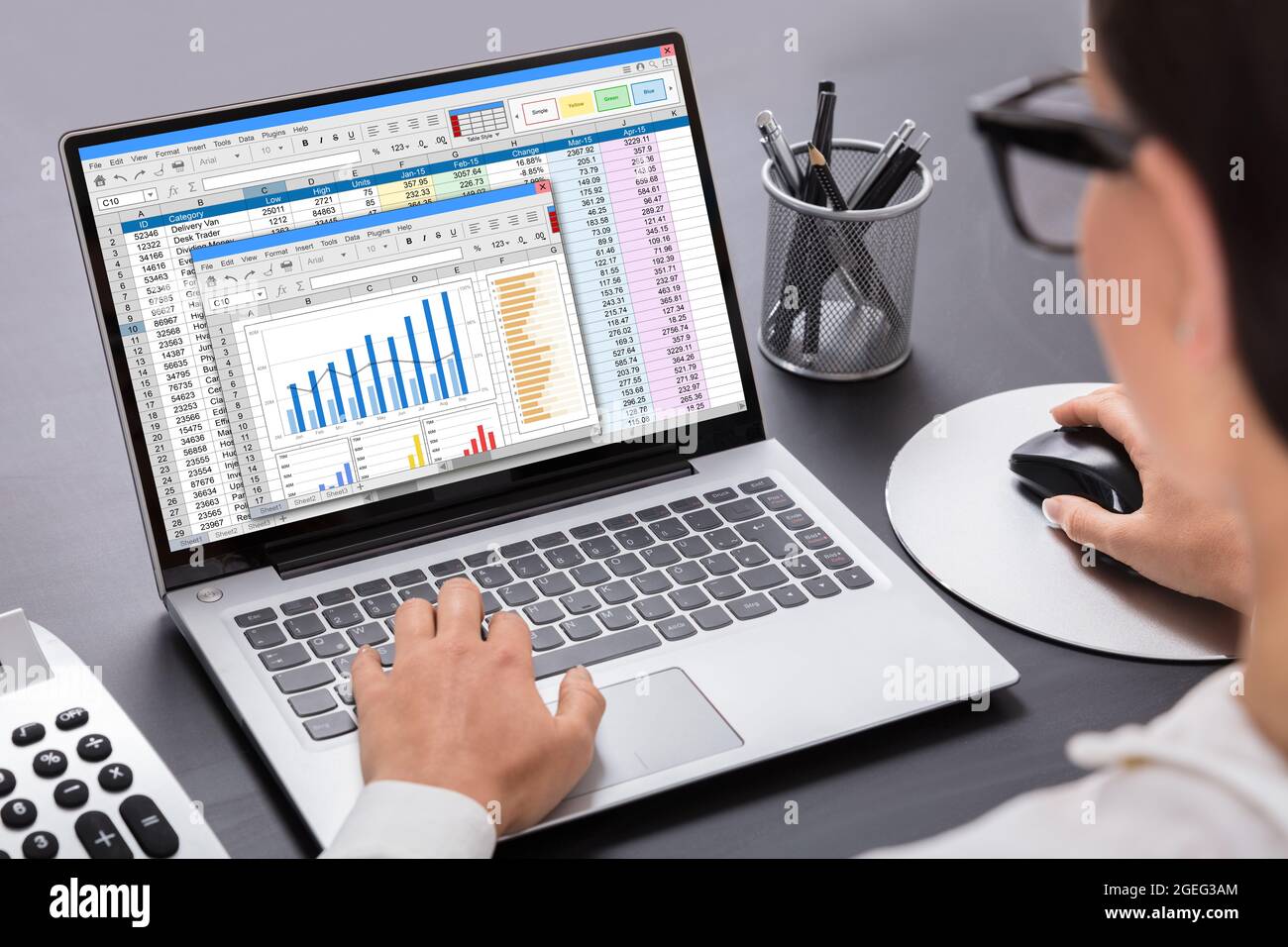 Geschäftsfrau, Die Mit Tabellenkalkulationsgrafiken Am Computer Arbeitet Stockfoto