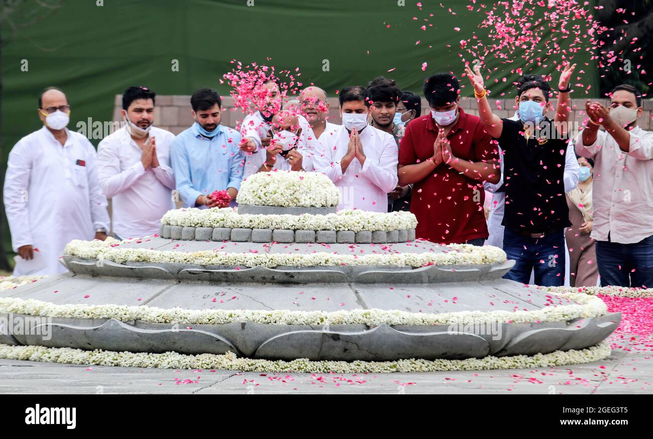 Die Parteiarbeiter des indischen Nationalkongresses zollen dem ehemaligen Premierminister Rajiv Gandhi anlässlich seines 77. Geburtstages Tribut, während die Kongresspartei den Tag als „Sadbhavana Diwas“ in Veer Bhoomi in Neu-Delhi beobachtet.Rajiv Gandhi wurde am 20. August geboren. 1944 wurde er 1984-89 zum jüngsten indischen Premierminister ernannt und wurde während des Wahlkampfs am 21. Mai 1991 bei einem Terroranschlag von Rebellen der Liberation Tigers of Tamil Eelam (LTTE) in der Stadt Sriperumpudur im Bundesstaat Tamil Nadu ermordet. (Foto von Naveen Sharma/SOPA Images/Sipa USA) Stockfoto