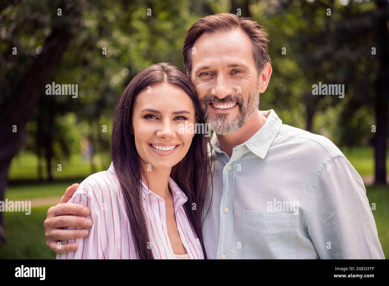 Porträt von attraktiven fröhlich vorsichtig Familienleben Partner umarmen verbringen Freizeit an der frischen Luft genießen im Freien Stockfoto