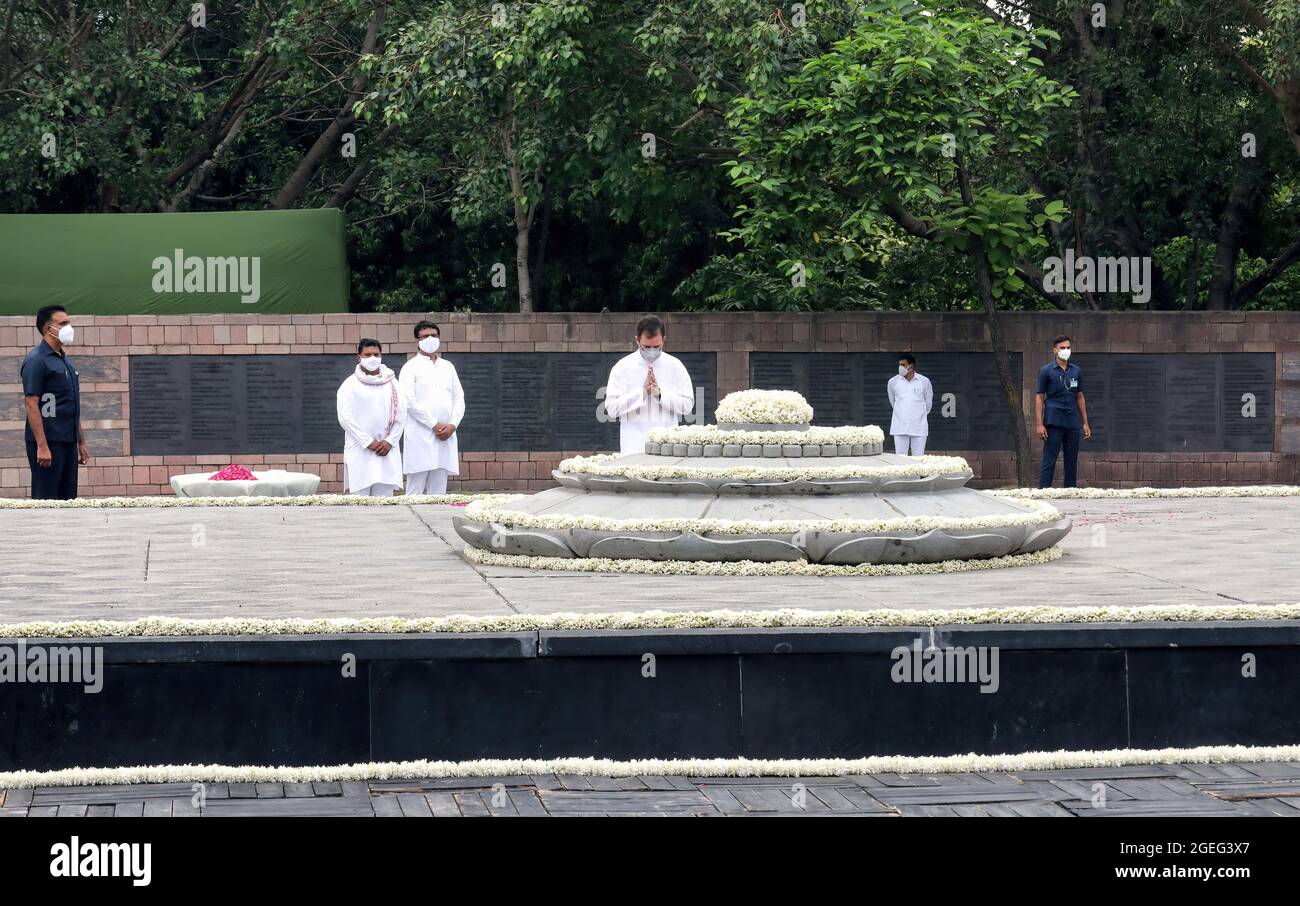 Rahul Gandhi, der Parteivorsitzende des indischen Nationalkongresses, würdigt seinen Vater und den ehemaligen Premierminister Rajiv Gandhi anlässlich seines 77. Geburtstages, während die Kongresspartei den Tag als „Sadbhavana Diwas“ in Veer Bhoomi in Neu-Delhi beobachtet.Rajiv Gandhi wurde am 20. August geboren. 1944 wurde er 1984-89 zum jüngsten indischen Premierminister ernannt und wurde während des Wahlkampfs am 21. Mai 1991 bei einem Terroranschlag von Rebellen der Liberation Tigers of Tamil Eelam (LTTE) in der Stadt Sriperumpudur im Bundesstaat Tamil Nadu ermordet. (Foto von Naveen Sharma/SOPA Images/Sipa USA) Stockfoto