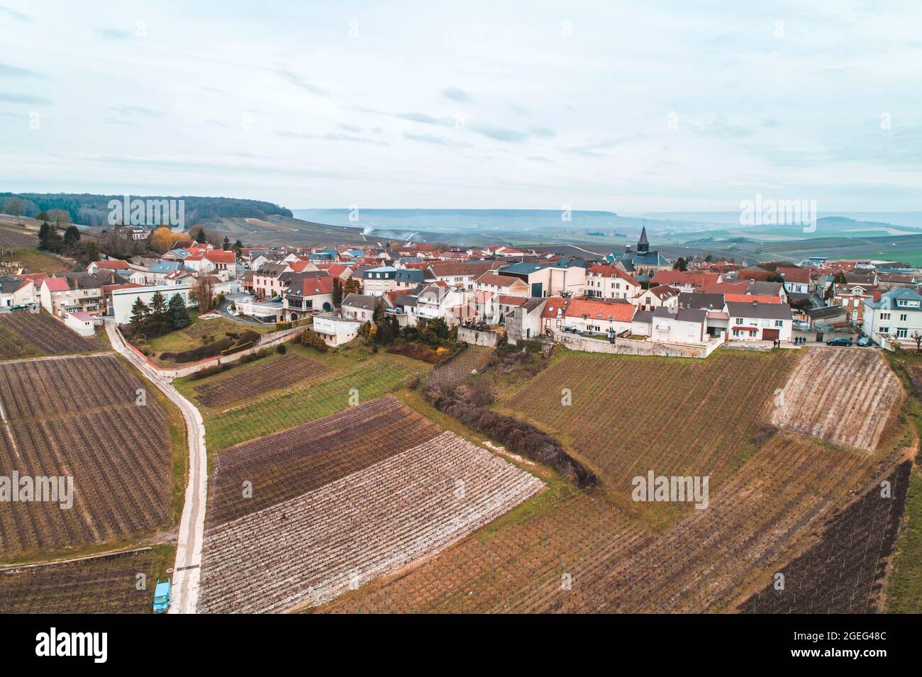 Cramant (Nordfrankreich): Luftaufnahme der Weinberge und des Dorfes im Winter, im Herzen der „Cote des Blancs“, einem Gebiet des Champagne-Weinbergs Stockfoto