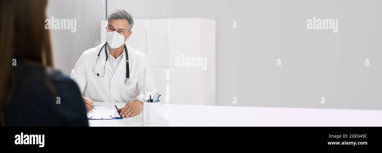 Arzt Mit Maske Und Niesen Wache Im Gespräch Mit Einer Schwangeren Stockfoto