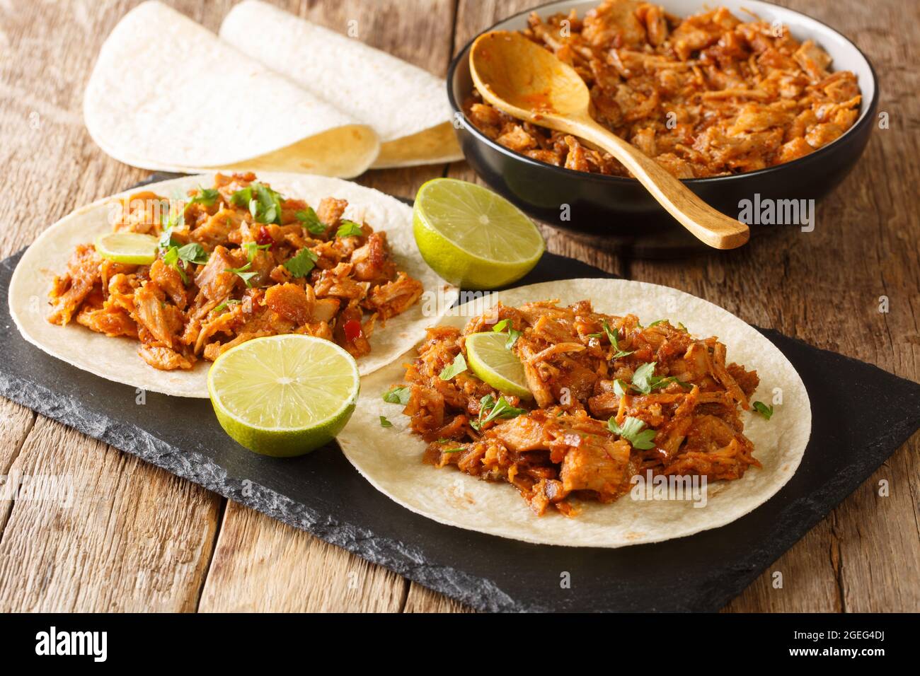 Mexikanisches geschreddertes Schweinefleisch Chilorio Tacos in der Nähe ...