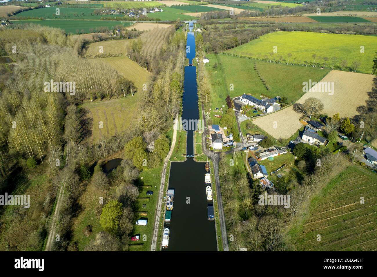 Hede Bazouges (Bretagne, Nordwestfrankreich): Luftaufnahme des Ille et Rance Kanals im Frühjahr, bei „Les Onze Ecluses“ (die elf Schleusen). Stockfoto