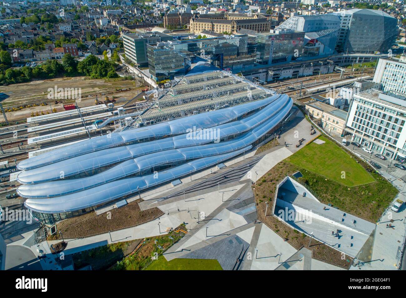Rennes (Bretagne, Nordwestfrankreich): Luftaufnahme des Bahnhofs, Teil des Stadtentwicklungsprojekts EuroRennes. Das Gebäude war entworfen Stockfoto