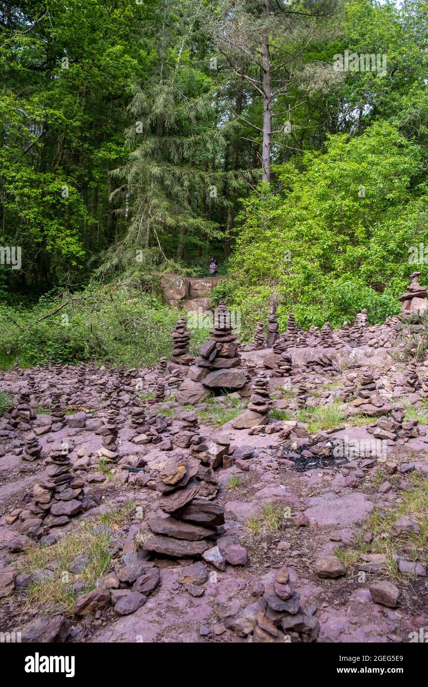 Broceliande: cairns, Stein, der von Touristen in der Nähe des Jungbrunnen gelegt wurde Stockfoto