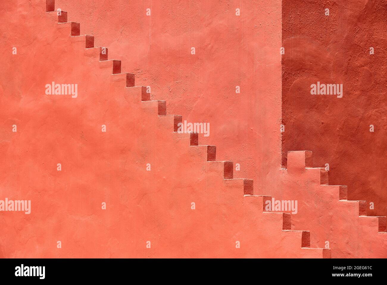 Geometrisches Detail im Gebäudedesign. Die rote Mauer, La manzanera. Calpe, Spanien Stockfoto